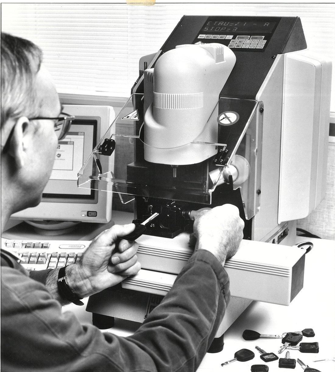 Machine à commande numérique de taillage de clés, dossier de presse 1993