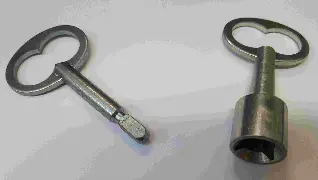 CLE A TRIANGLE OU CARRE