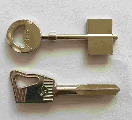 [CL53A] CLE DBLE PANNETON GORGE-CROIX-BRICARD